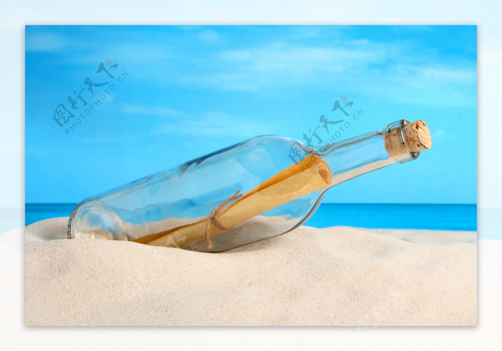 沙滩上的玻璃瓶图片素材2
