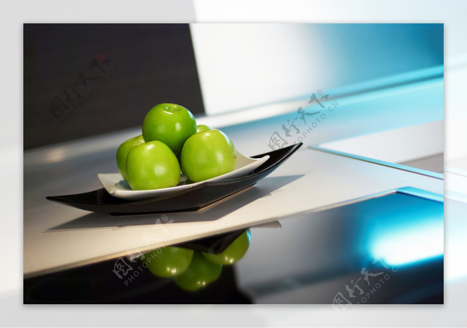 桌上的青苹果图片