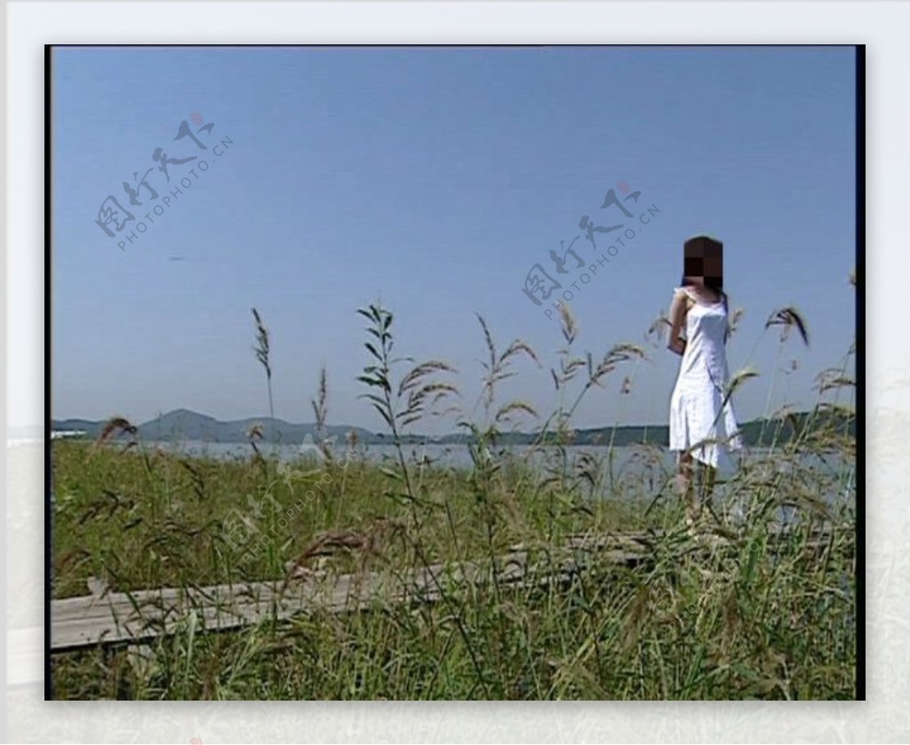 女孩站在河边视频素材
