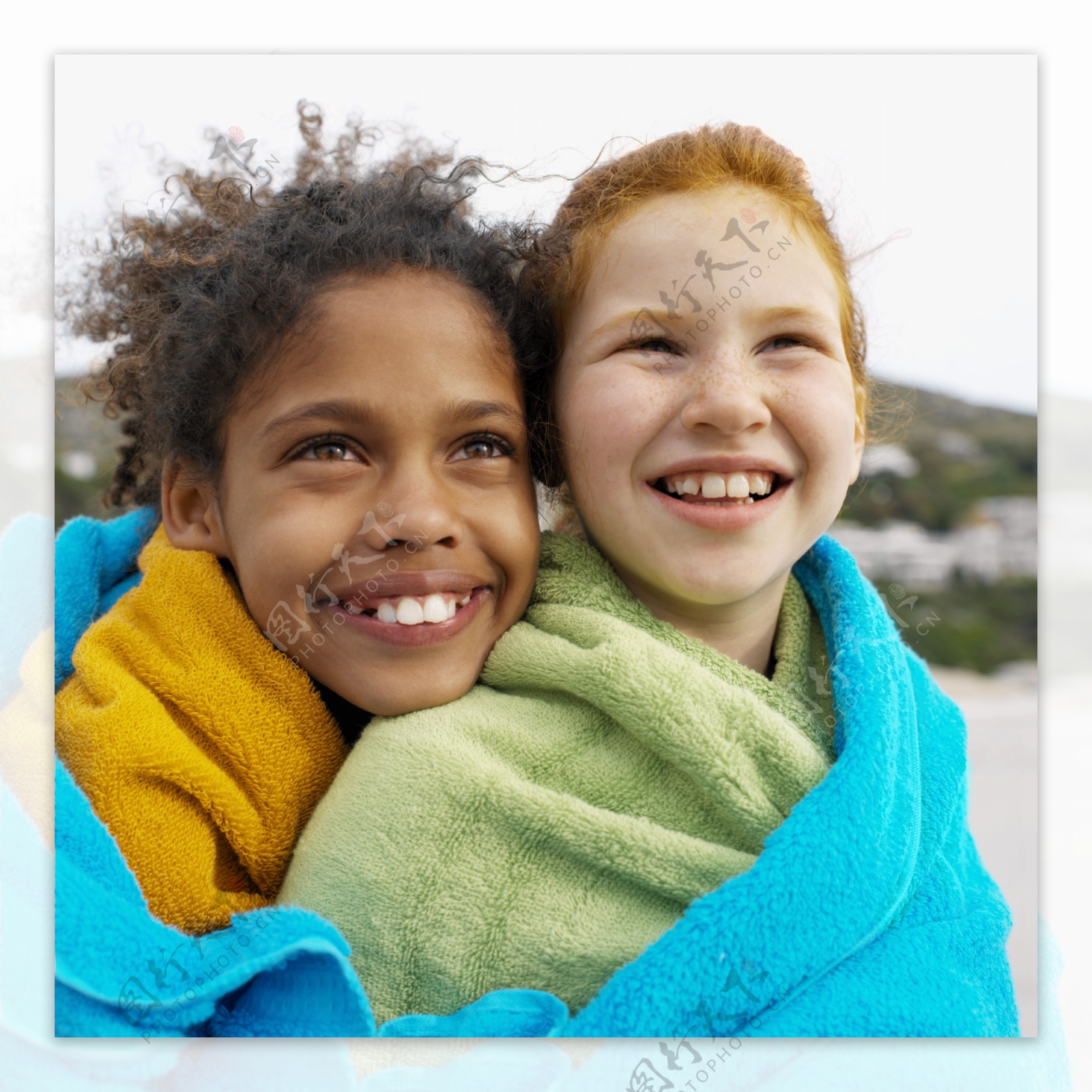 毛巾包在一起快乐的小女孩图片