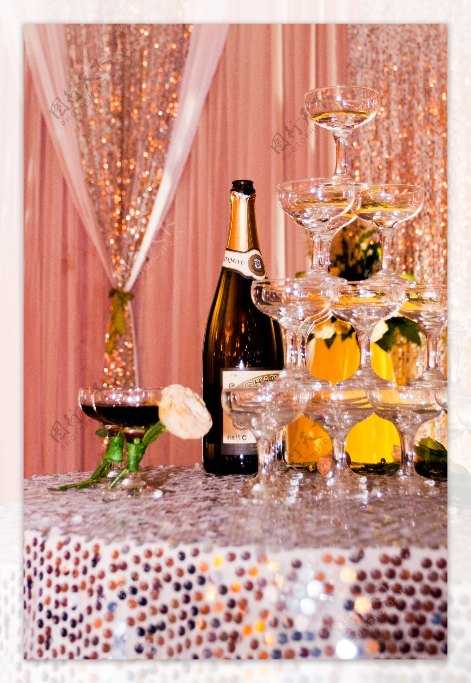 婚礼上的交杯酒和香槟图片