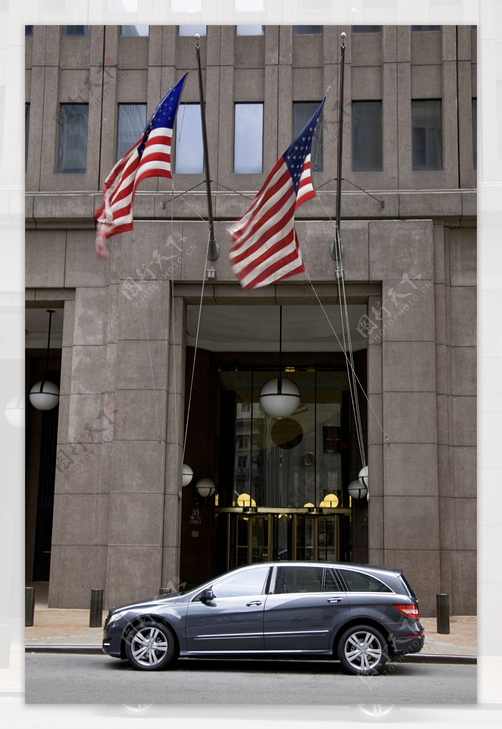 美国国旗下的奔驰商务车图片