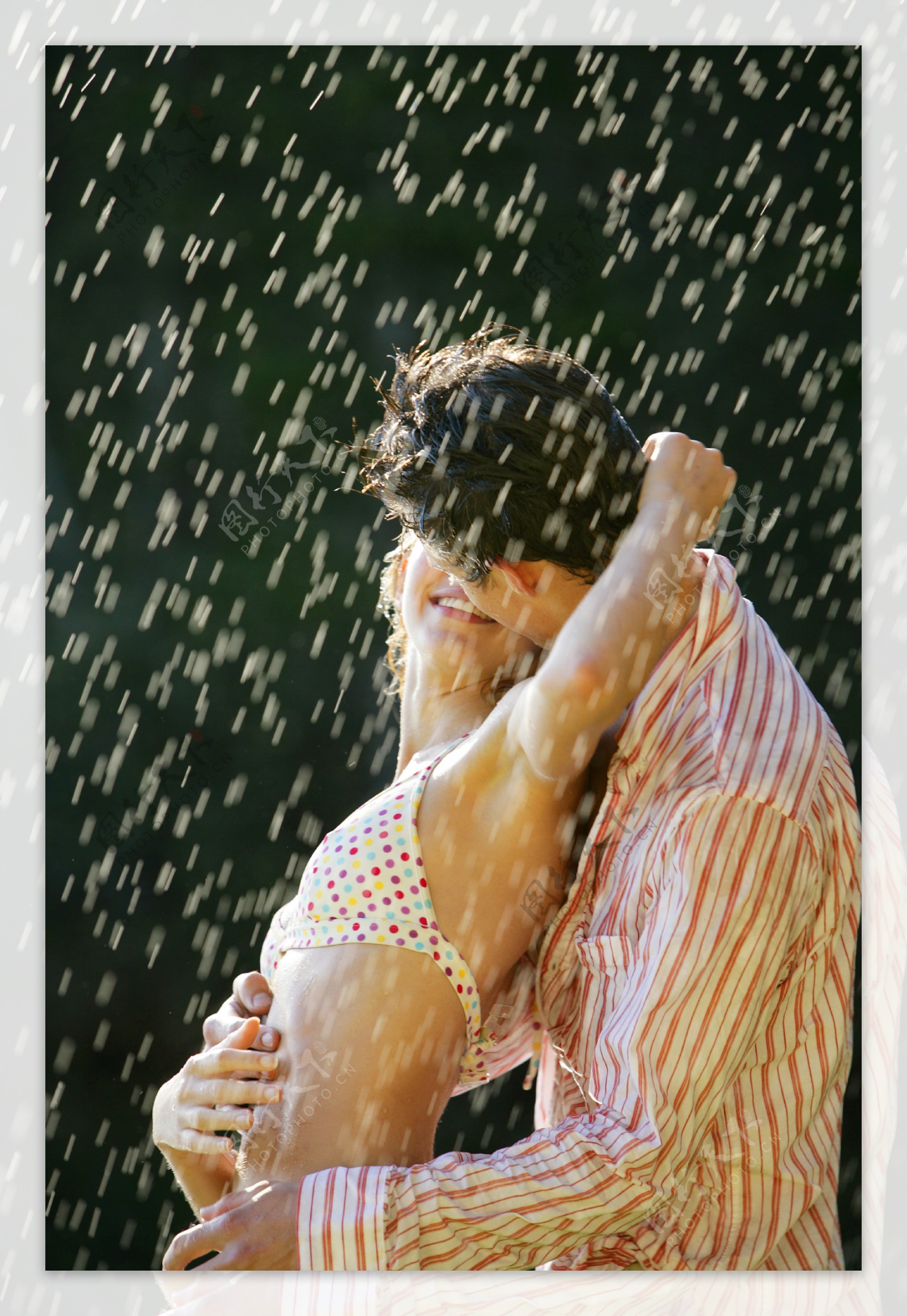 雨中的情侣图片