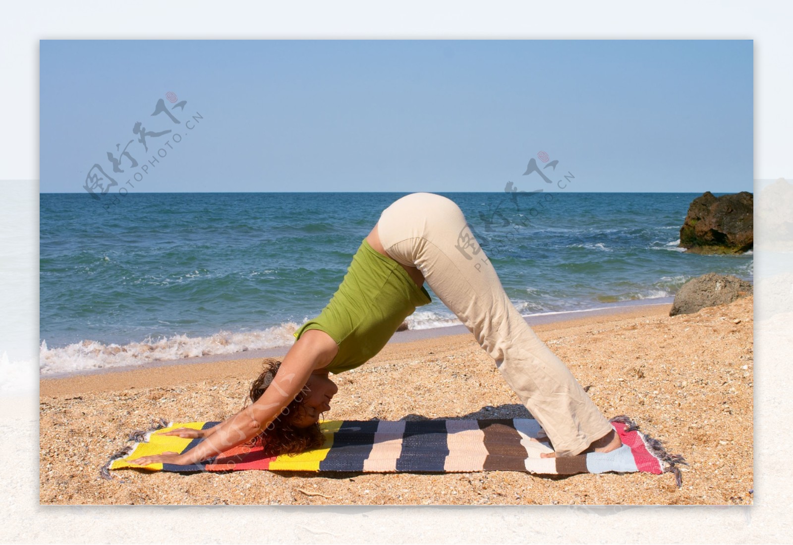海边做瑜伽的女人图片