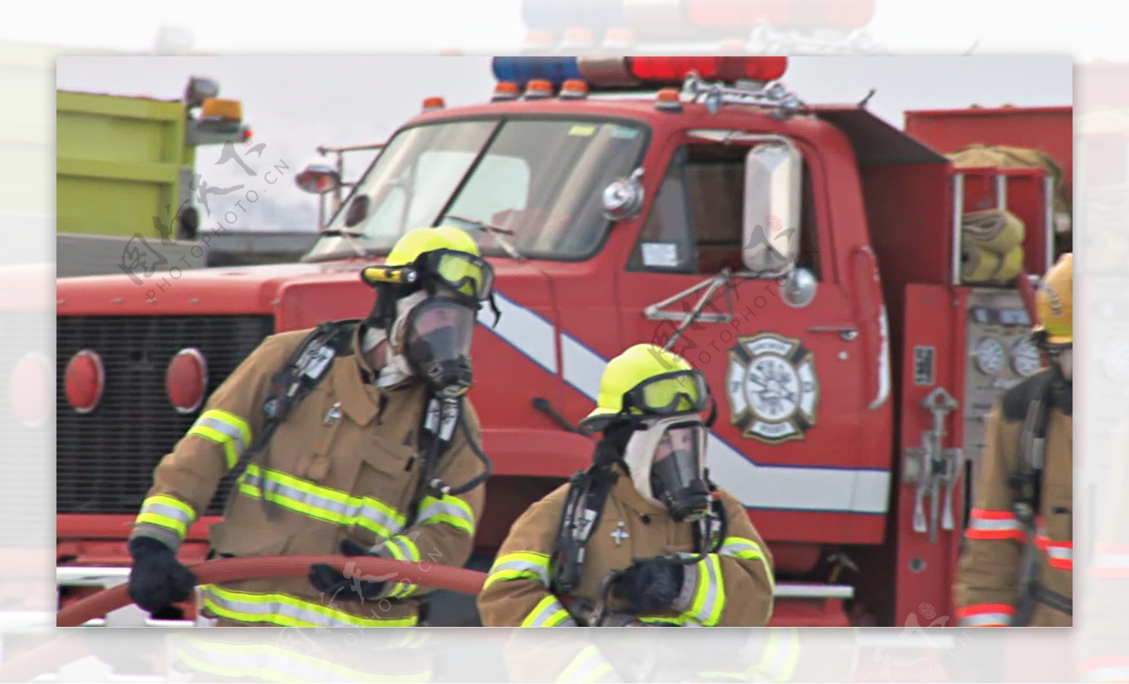 消防队员把汽车火灾股票视频视频免费下载