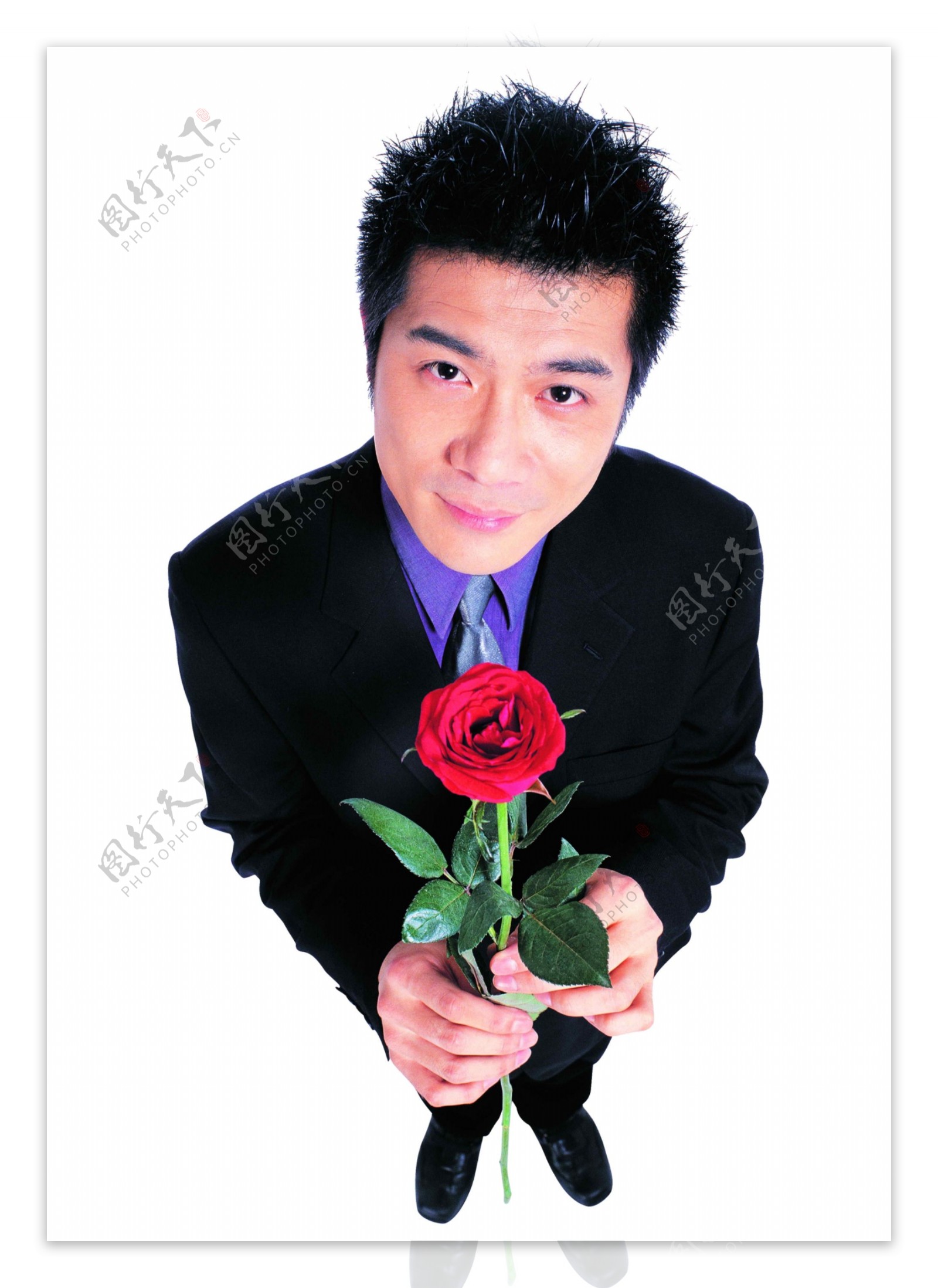 手拿玫瑰花的商务男士已扣好图片