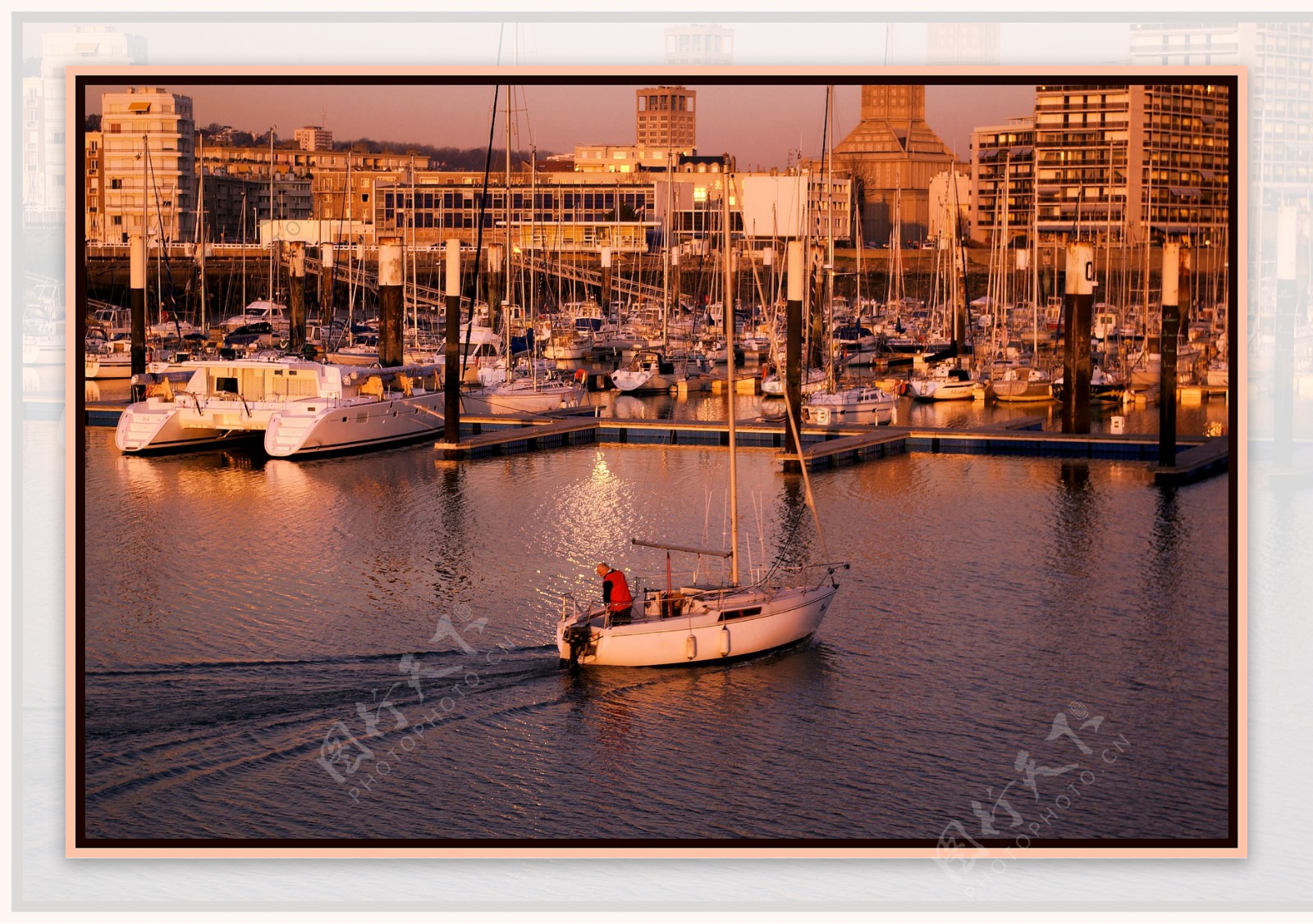 法国勒阿弗尔夕阳下的港湾图片