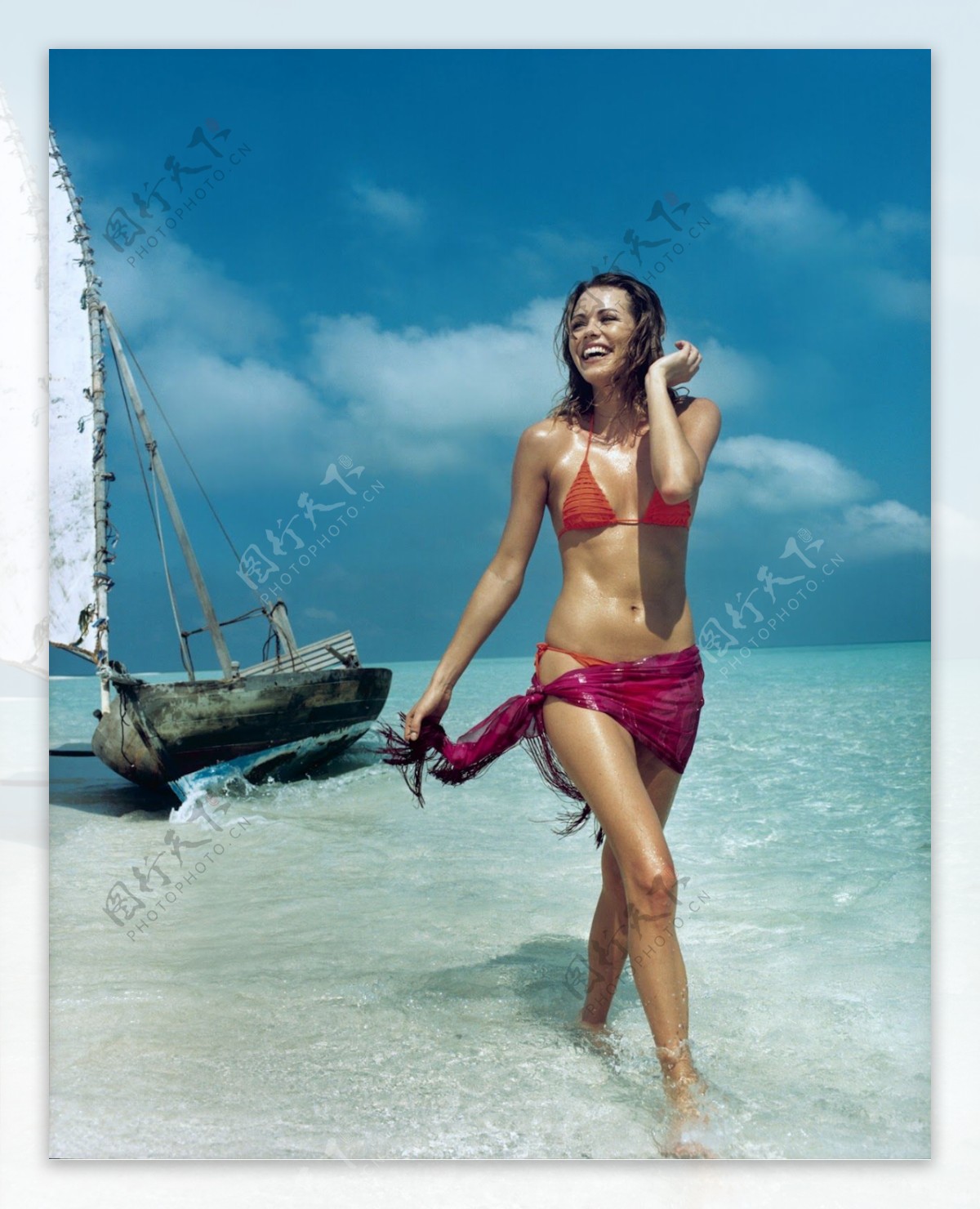 马尔代夫沙滩比基尼美女图片