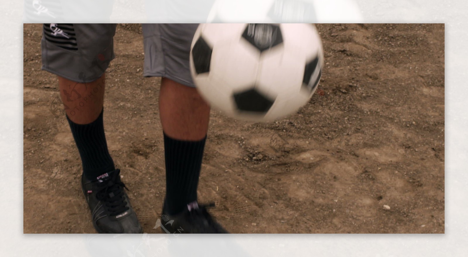 人杂耍足球在慢动作2股票的录像视频免费下载