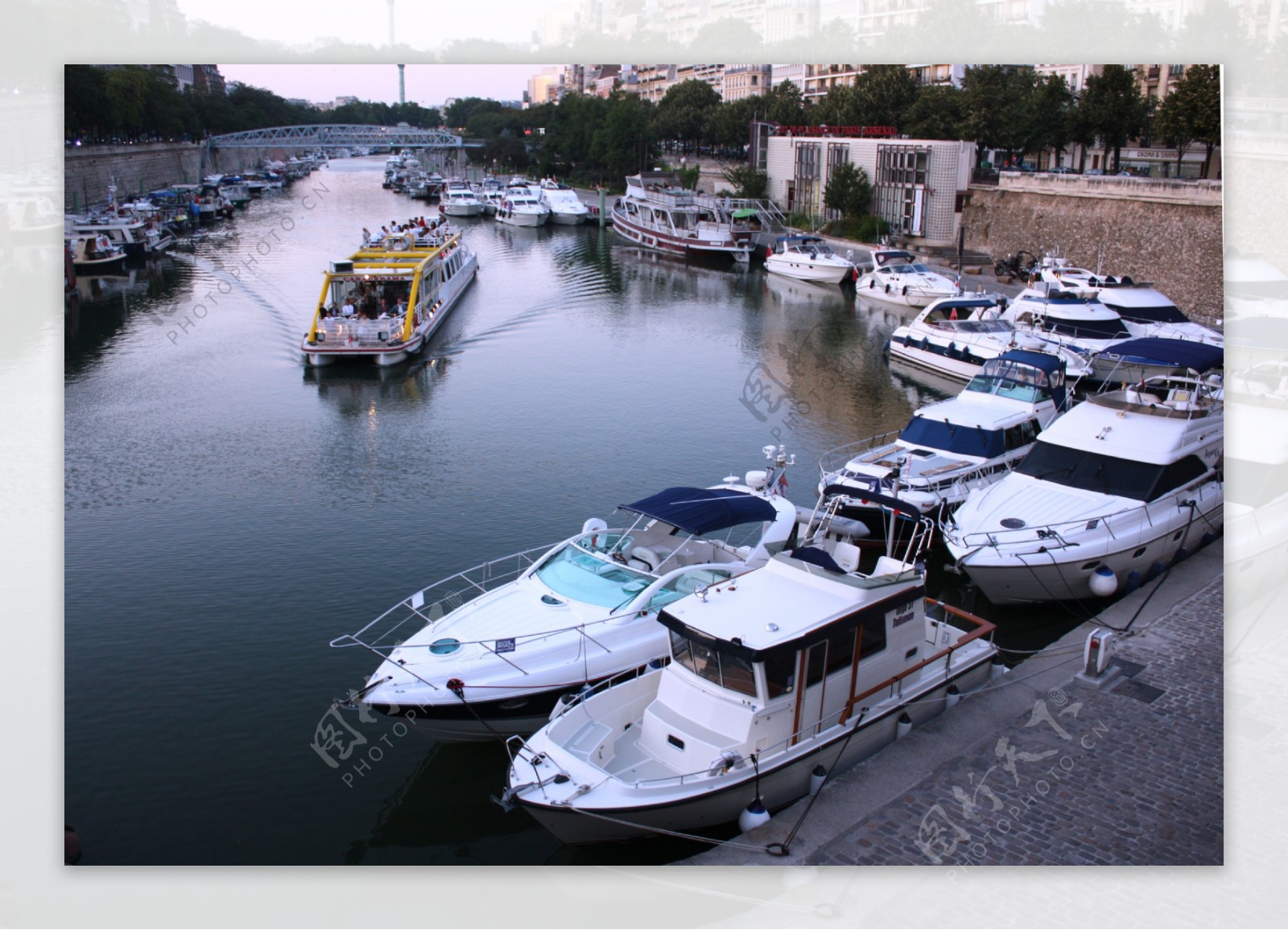 巴黎水上之家停泊的游艇图片