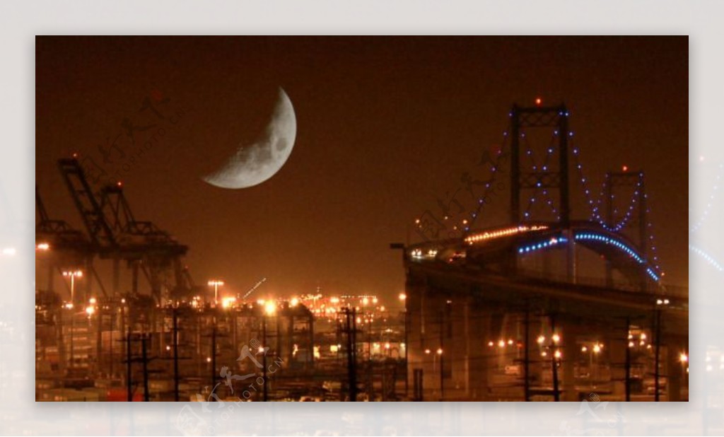 美丽的城市夜景弯月高挂