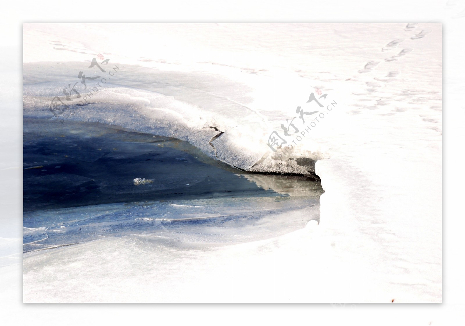 春天小河融化的冰雪图片