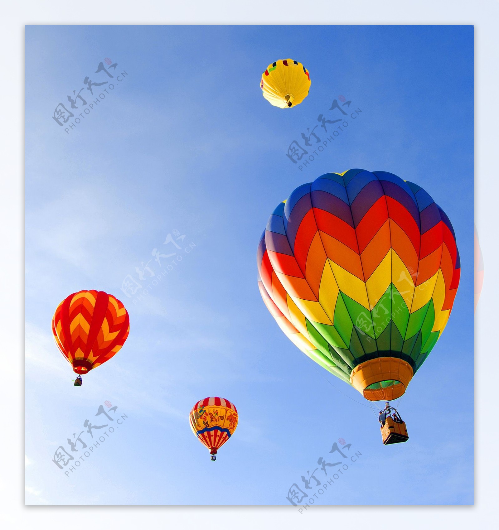 天空中飘浮着的热气球