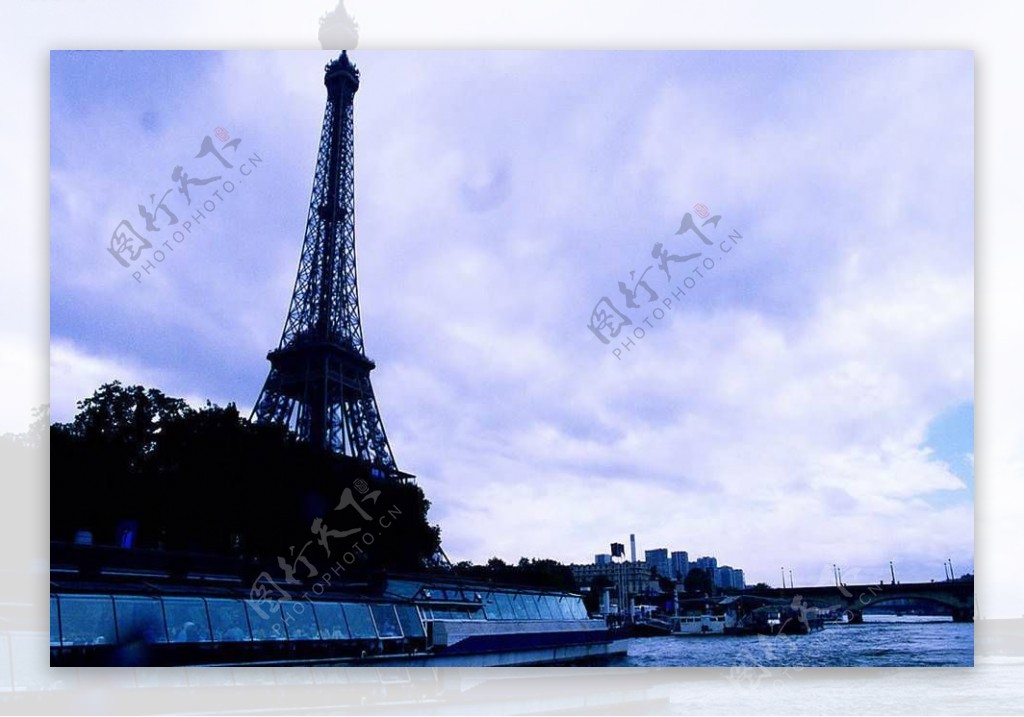 巴黎夜幕下的埃菲尔铁塔ppt