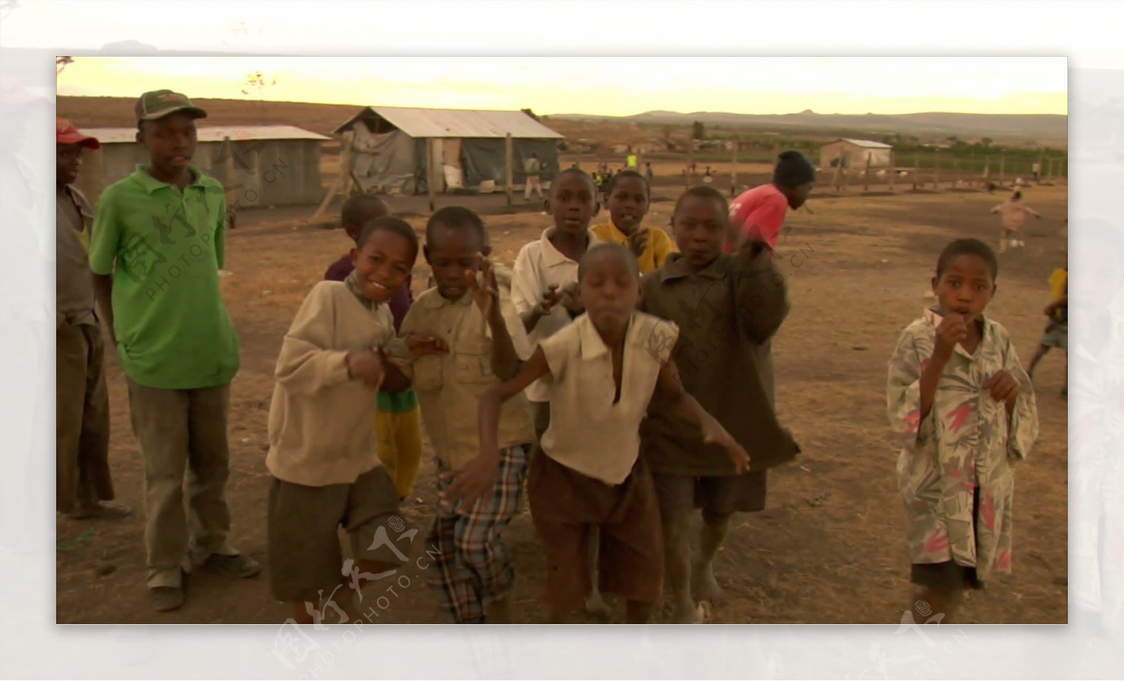 孩子们做鬼脸非洲股票视频摄像机