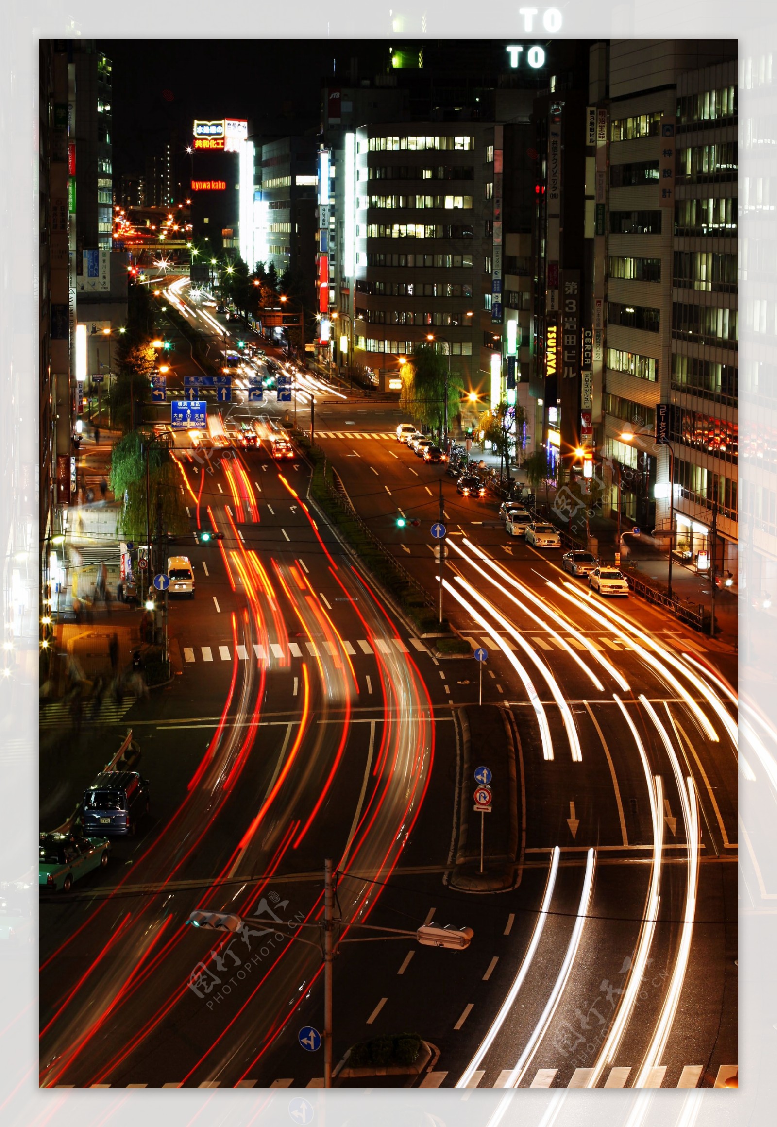 东京夜晚的公路图片