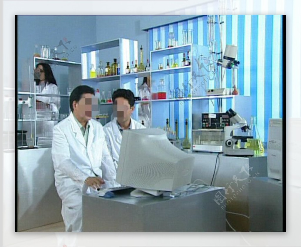 两个科学家在电脑前视频素材
