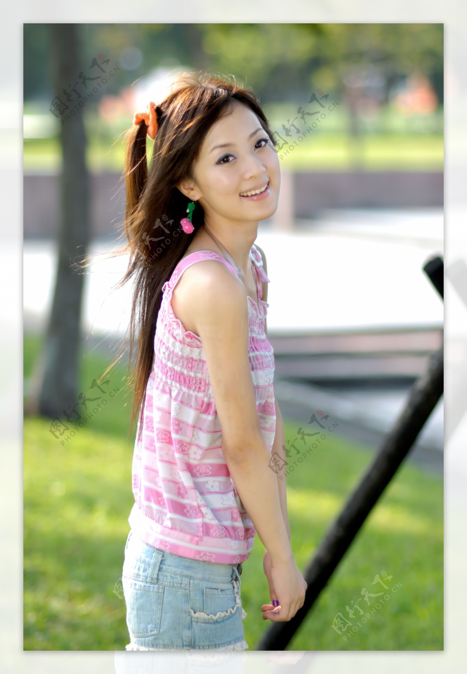 台湾网络人气美女果子MM粉红条纹吊带图片