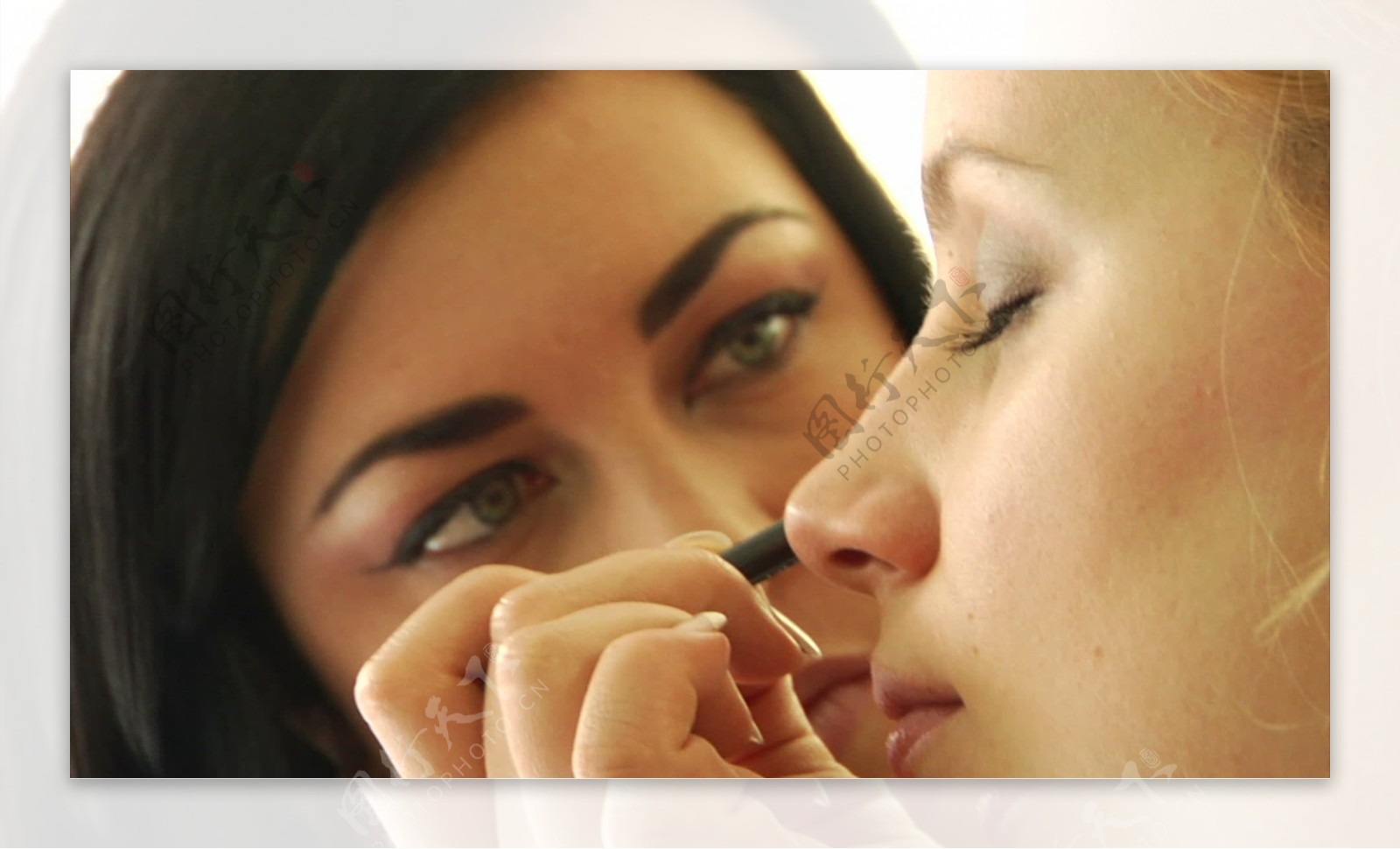 化妆师的工作对客户证券的录像视频免费下载