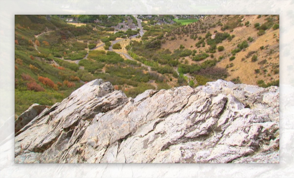 登山者到达岩石露头上股票的录像