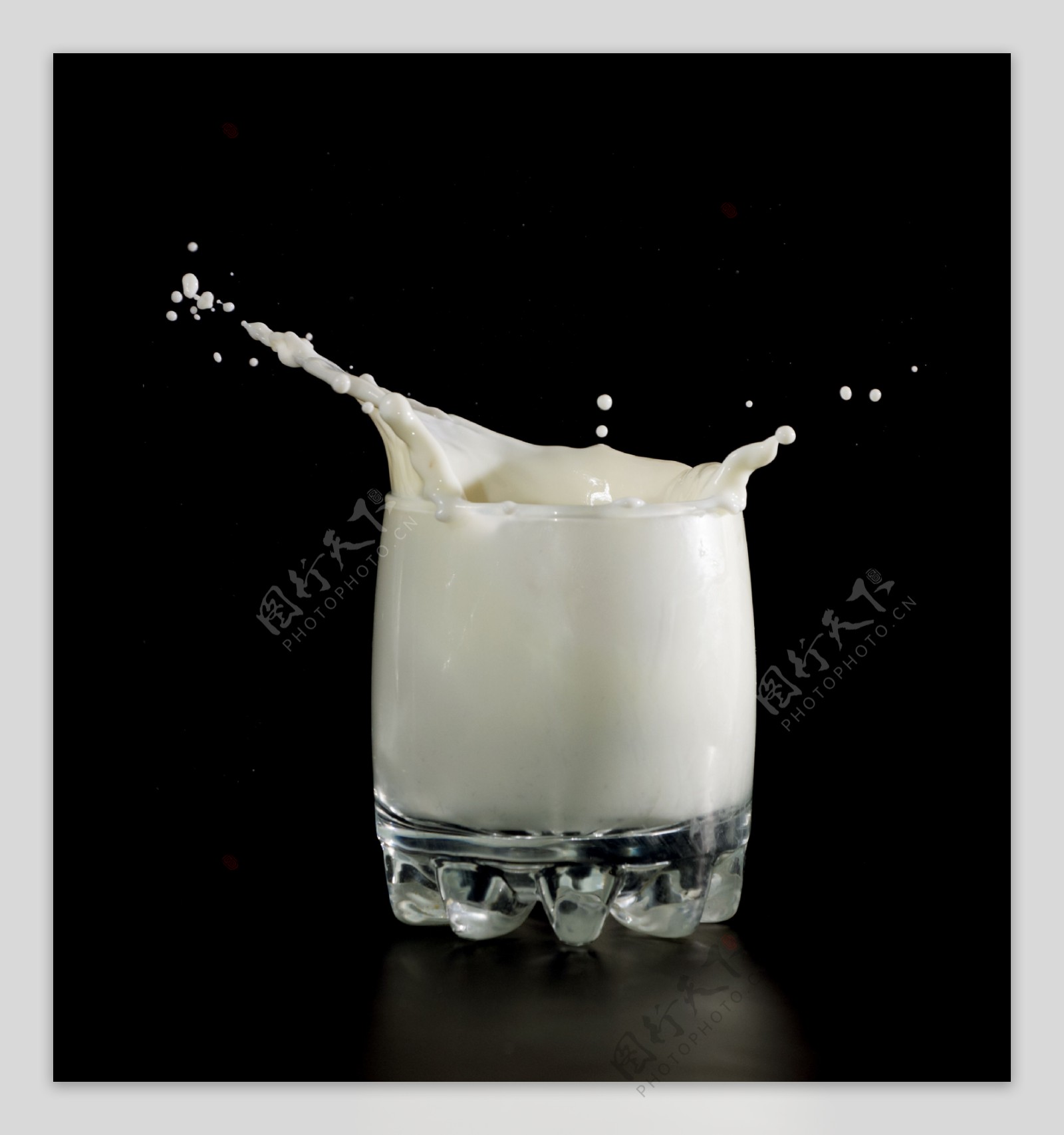 动感水花牛奶图片