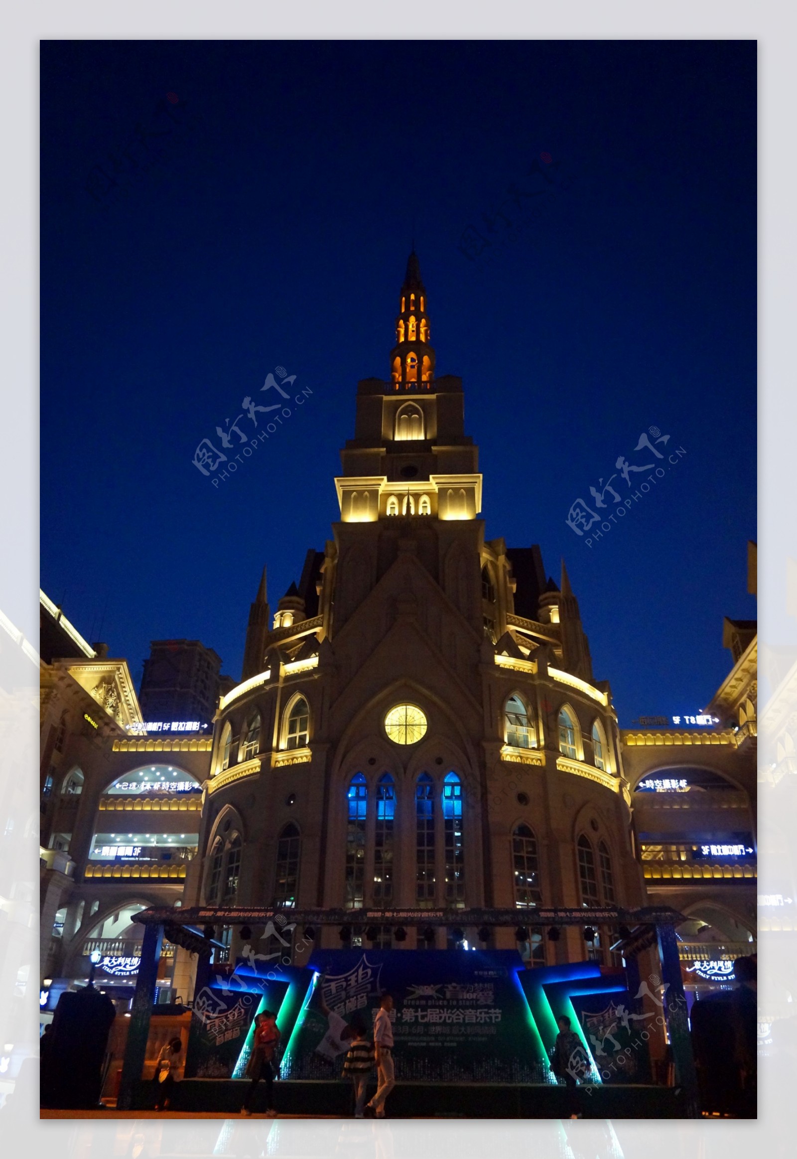 意大利风情街教堂夜景图片