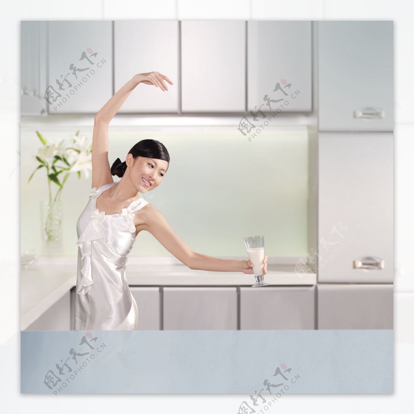 厨房舞蹈的女人图片