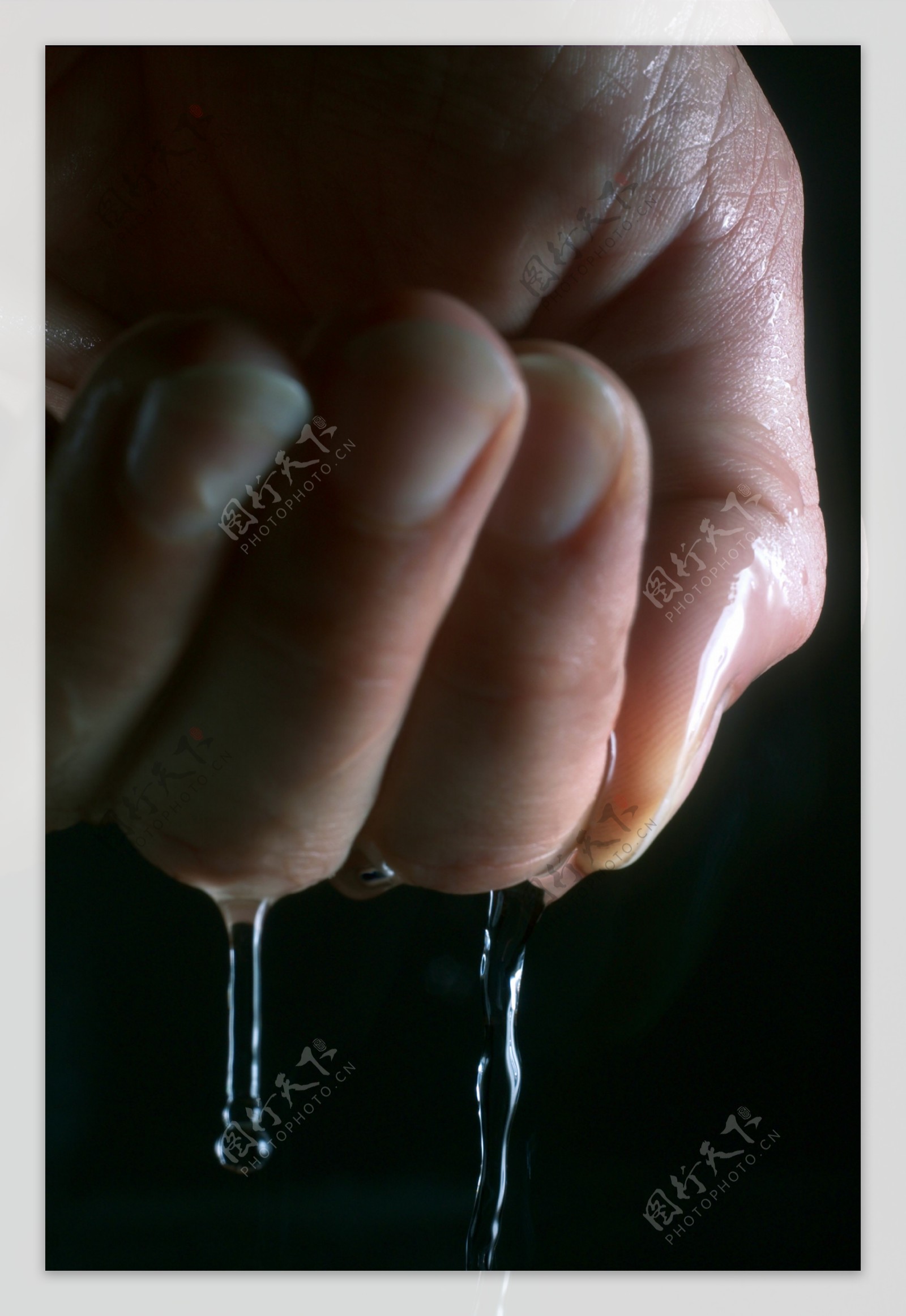 手指流下的水珠水珠图片