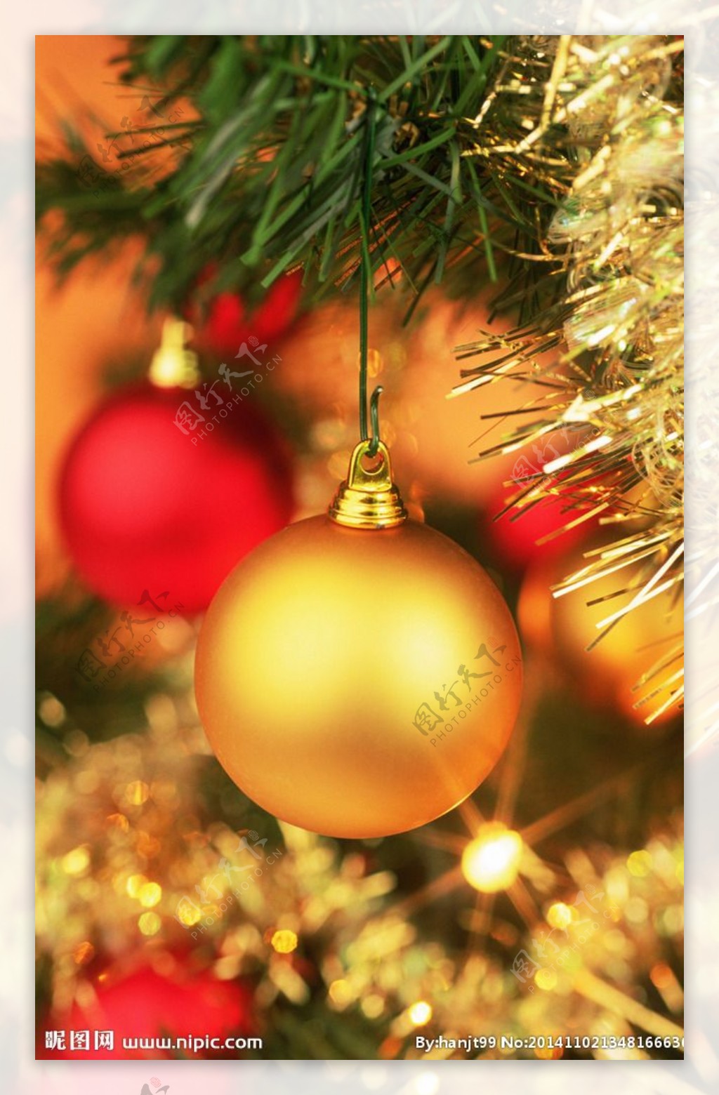 圣诞树上的彩球图片