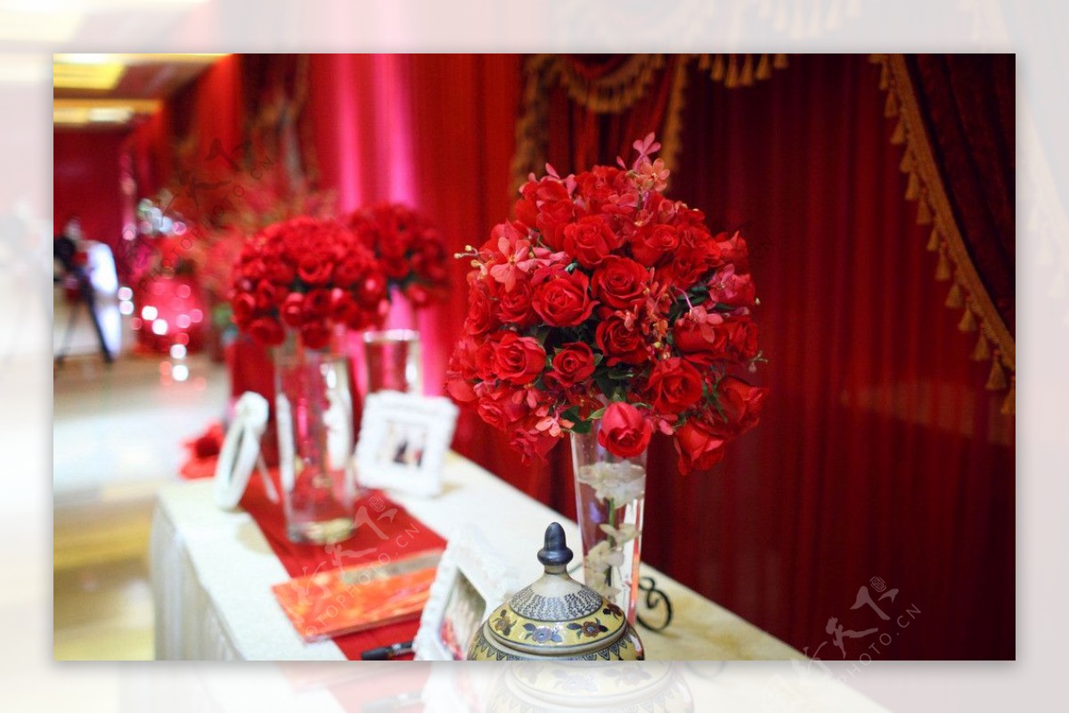 红色主题婚礼现场布置图片