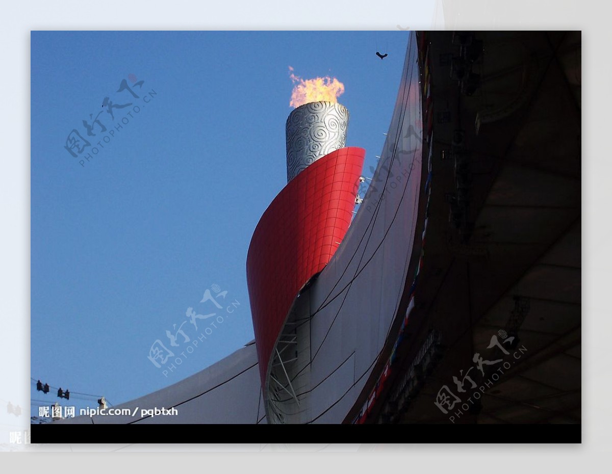 北京奥运会鸟巢上空的主火炬图片