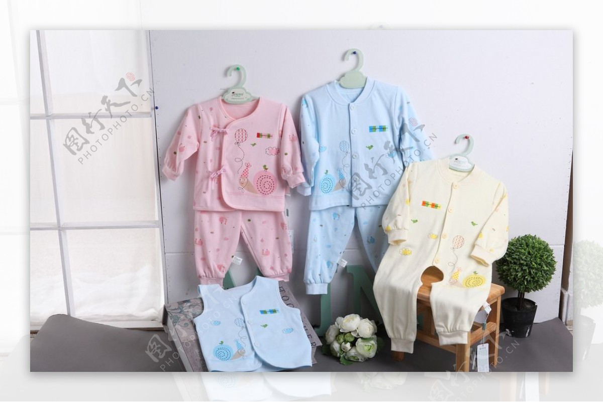 婴儿内衣服饰组合摄影图片