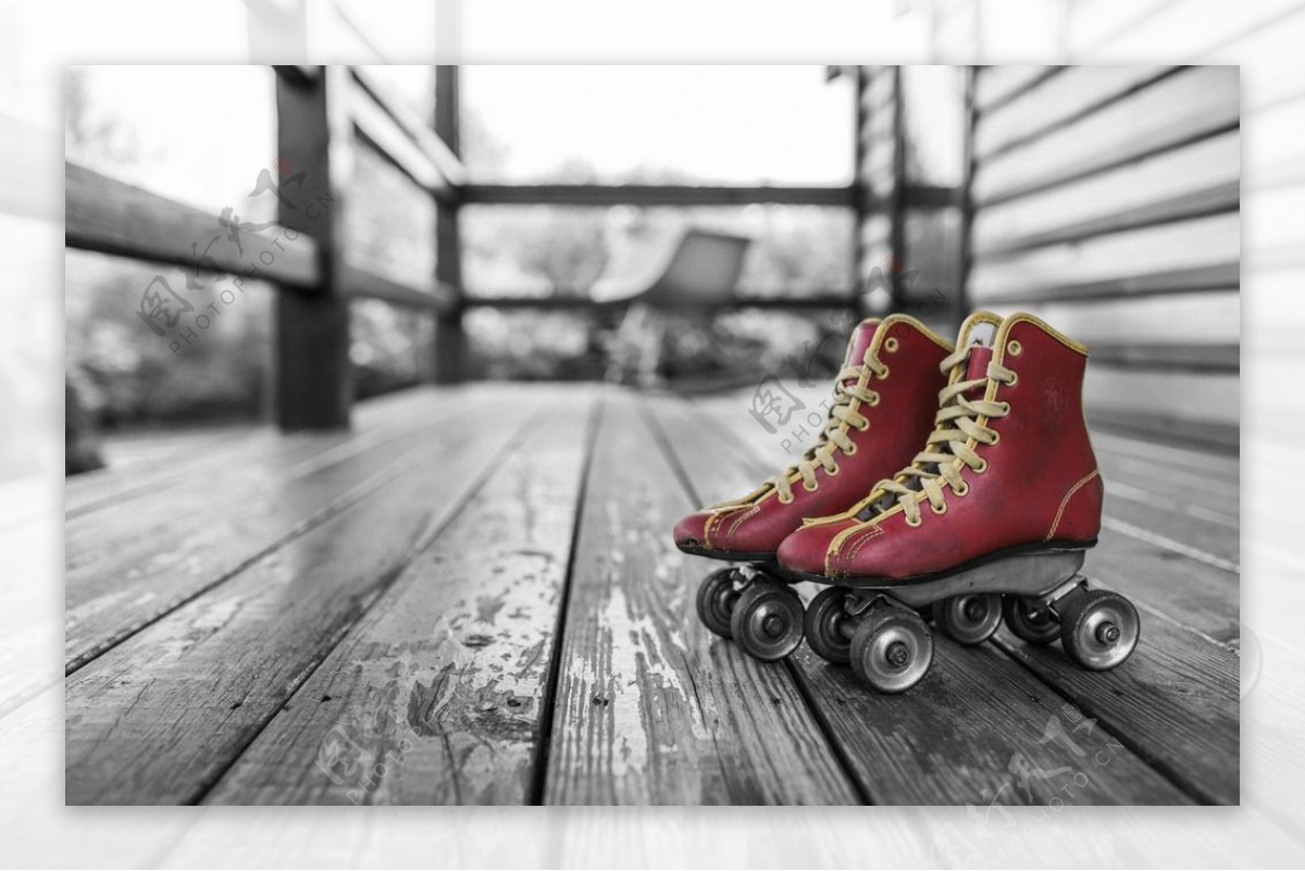 木地板上的溜冰鞋图片