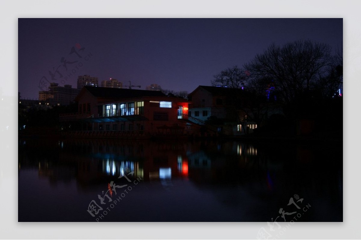 公园夜景湖景房子图片