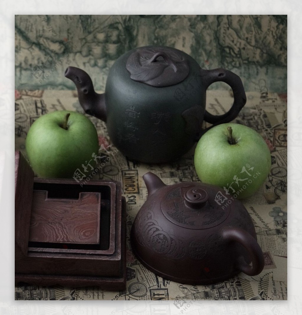 静物紫砂壶绿苹果图片