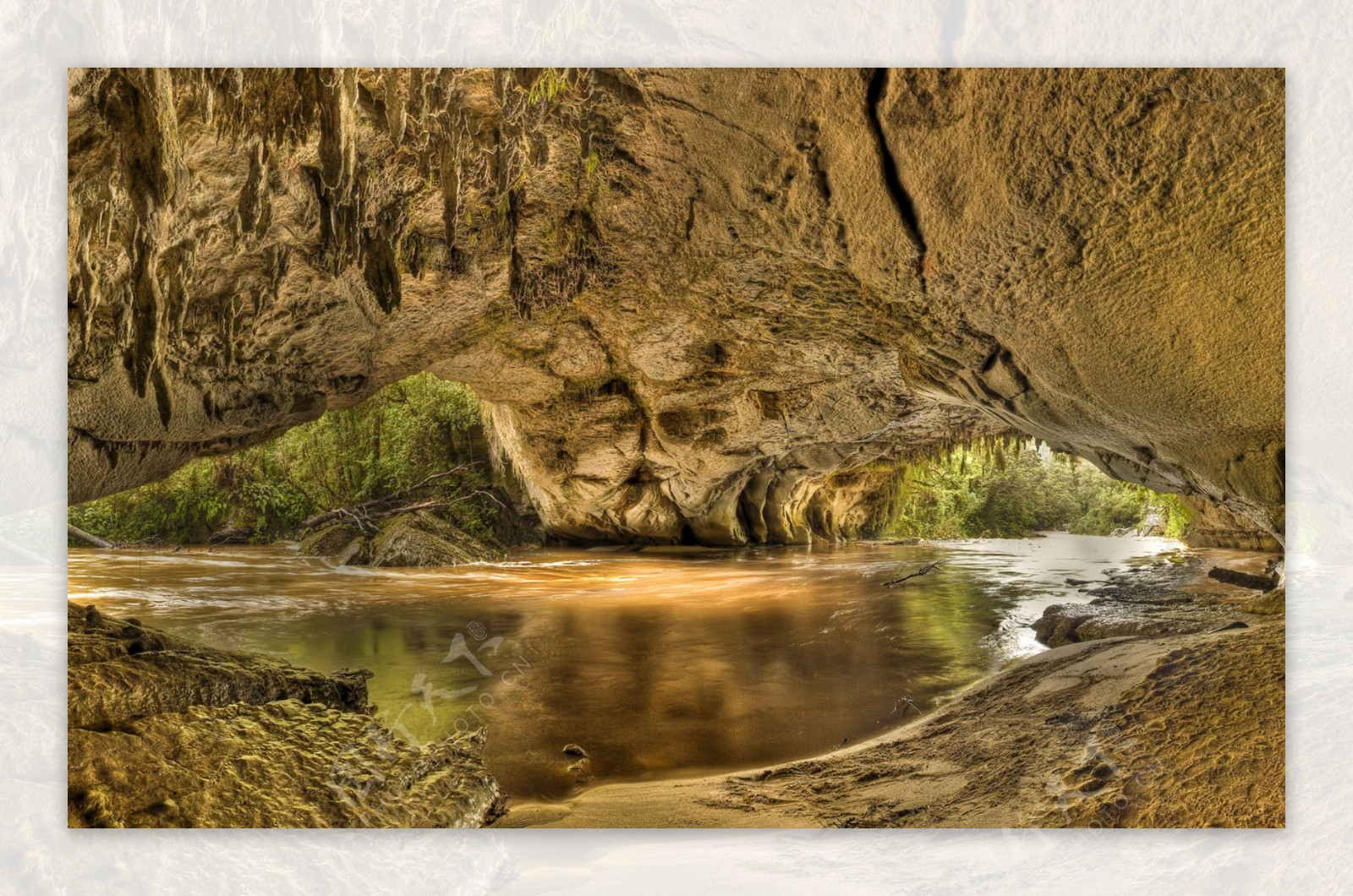 洞穴溪流图片