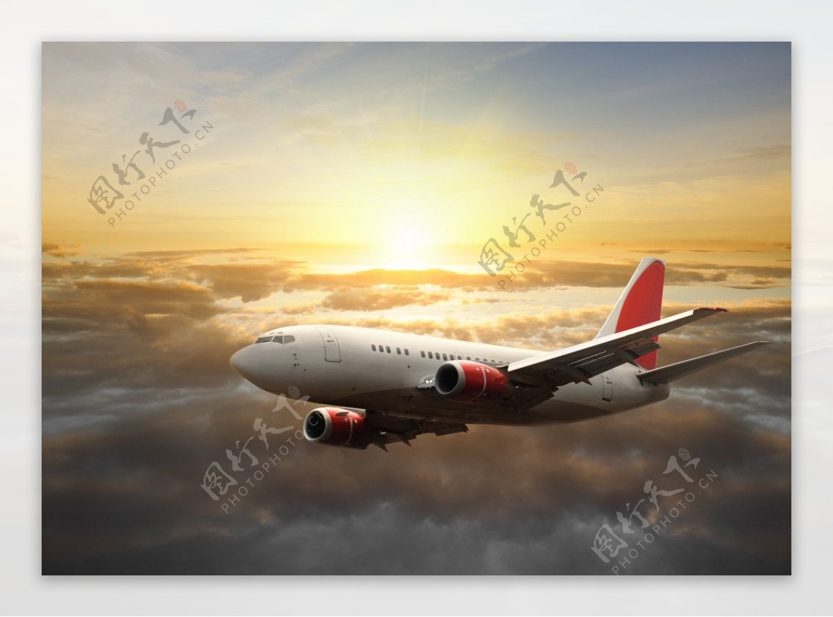 云彩中飞翔的飞机图片