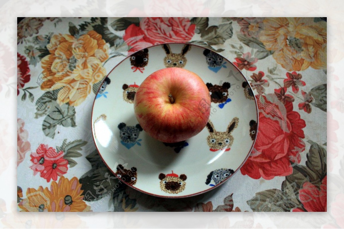 苹果盘子图片