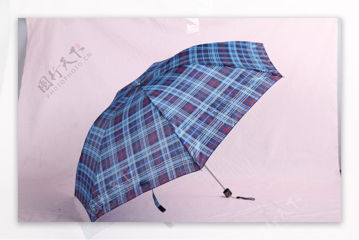 格子蓝雨伞图片