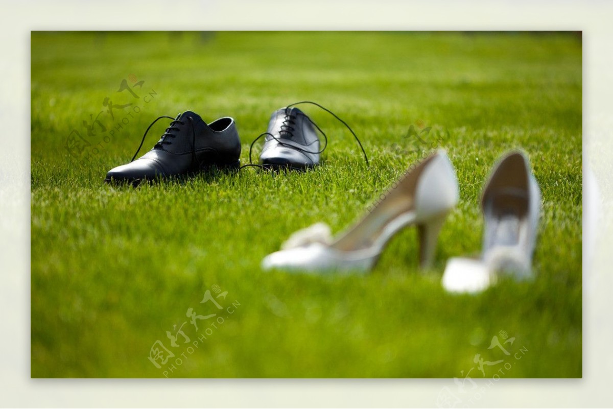 草地上的皮鞋图片