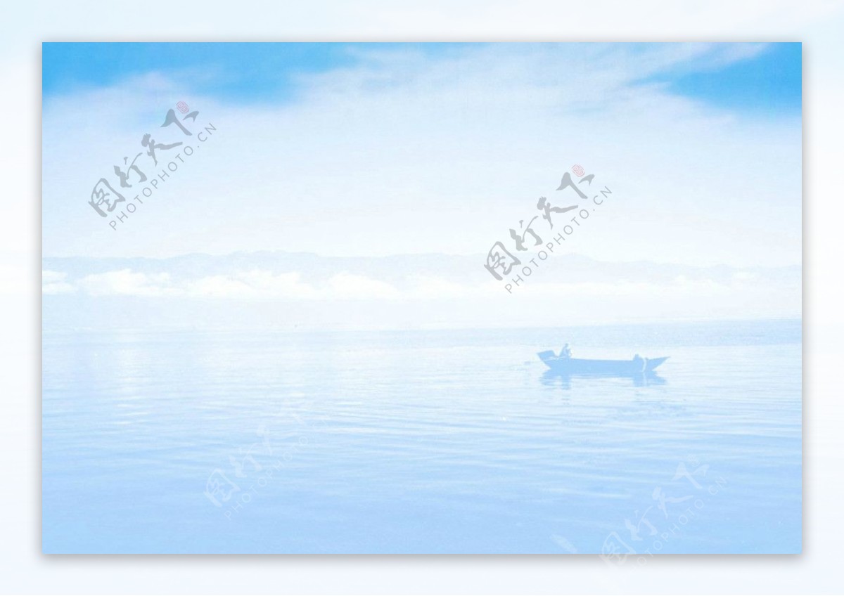 蓝色朦胧湖面图片