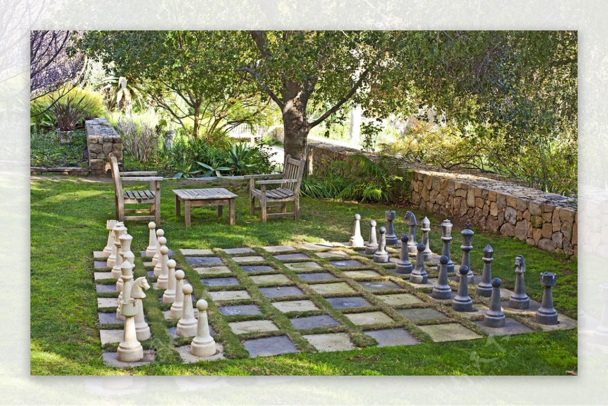 豪华别墅庄园里的巨型象棋图片