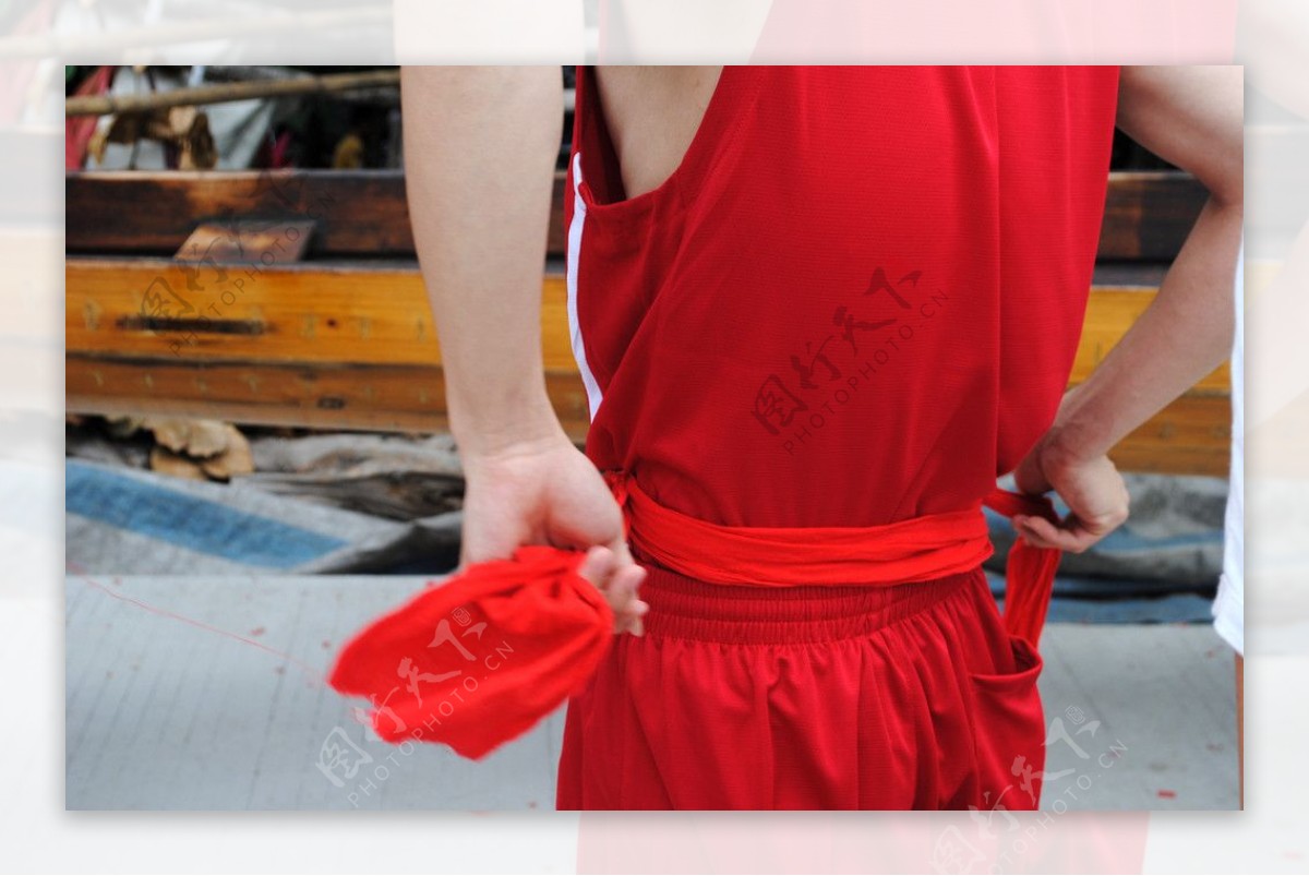 龙舟选手绑红腰带图片