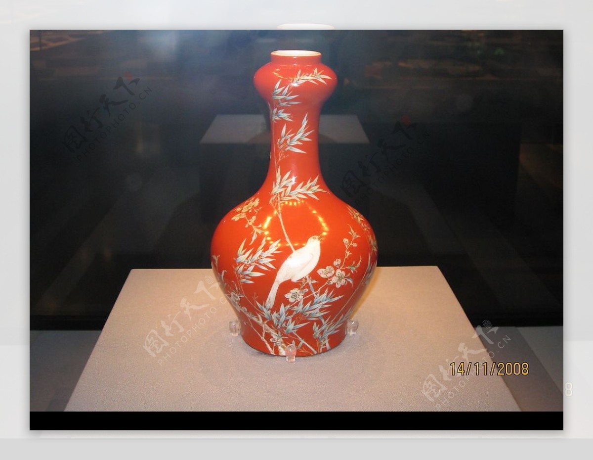 景德镇窑珊瑚红地珐琅彩花鸟瓶图片