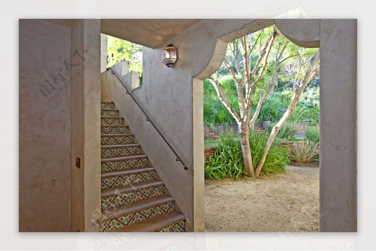 豪华别墅庄园里的门廊楼梯图片