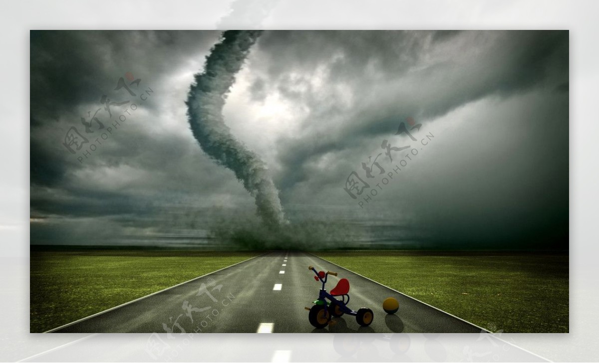 风暴来临公路上的儿童玩具车图片