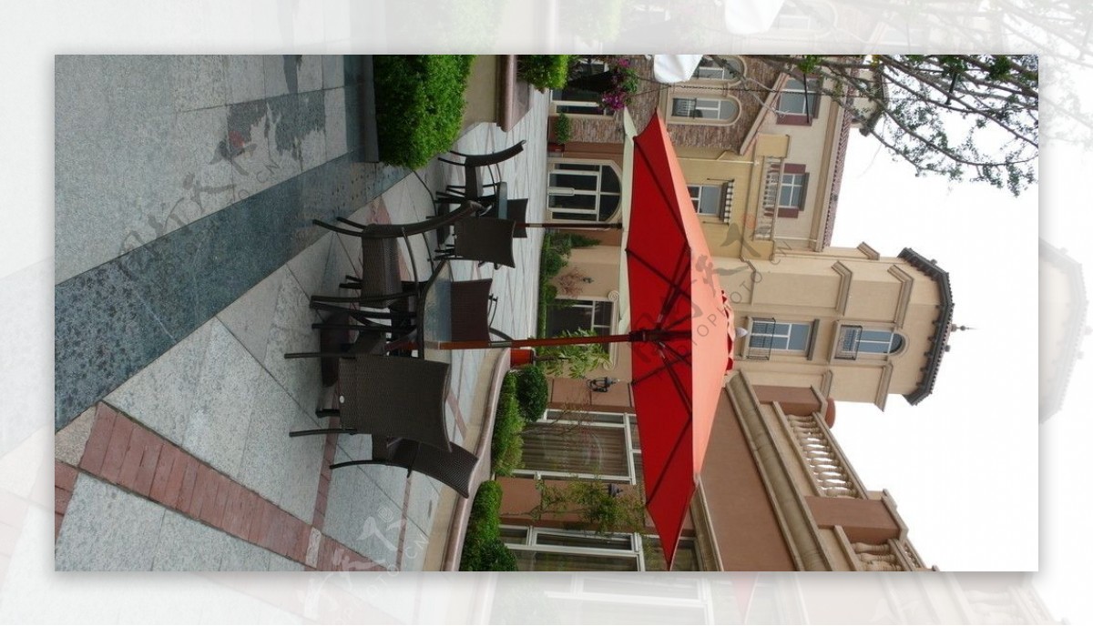 太阳伞与休闲椅里欧式花园图片