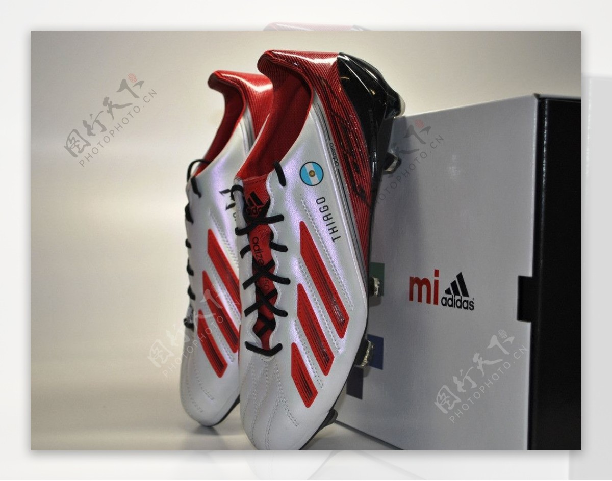 ADIDAS平面广告miadidas足球鞋图片