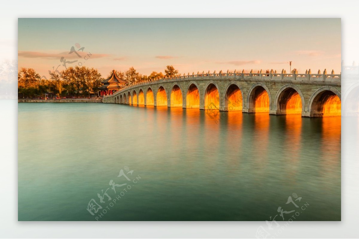 夕阳下的十七孔桥图片