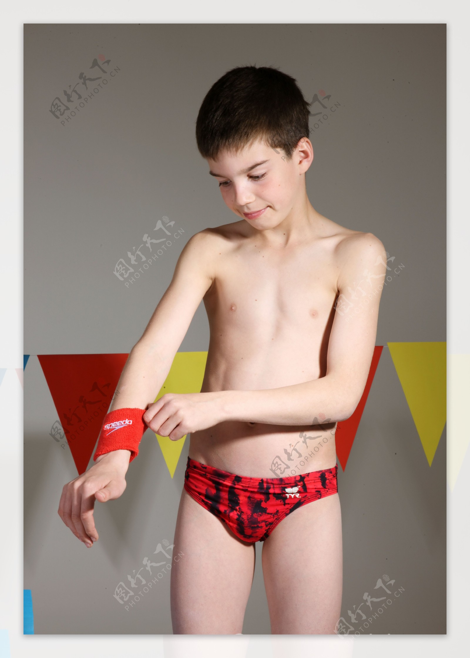 穿着泳裤的男孩图片